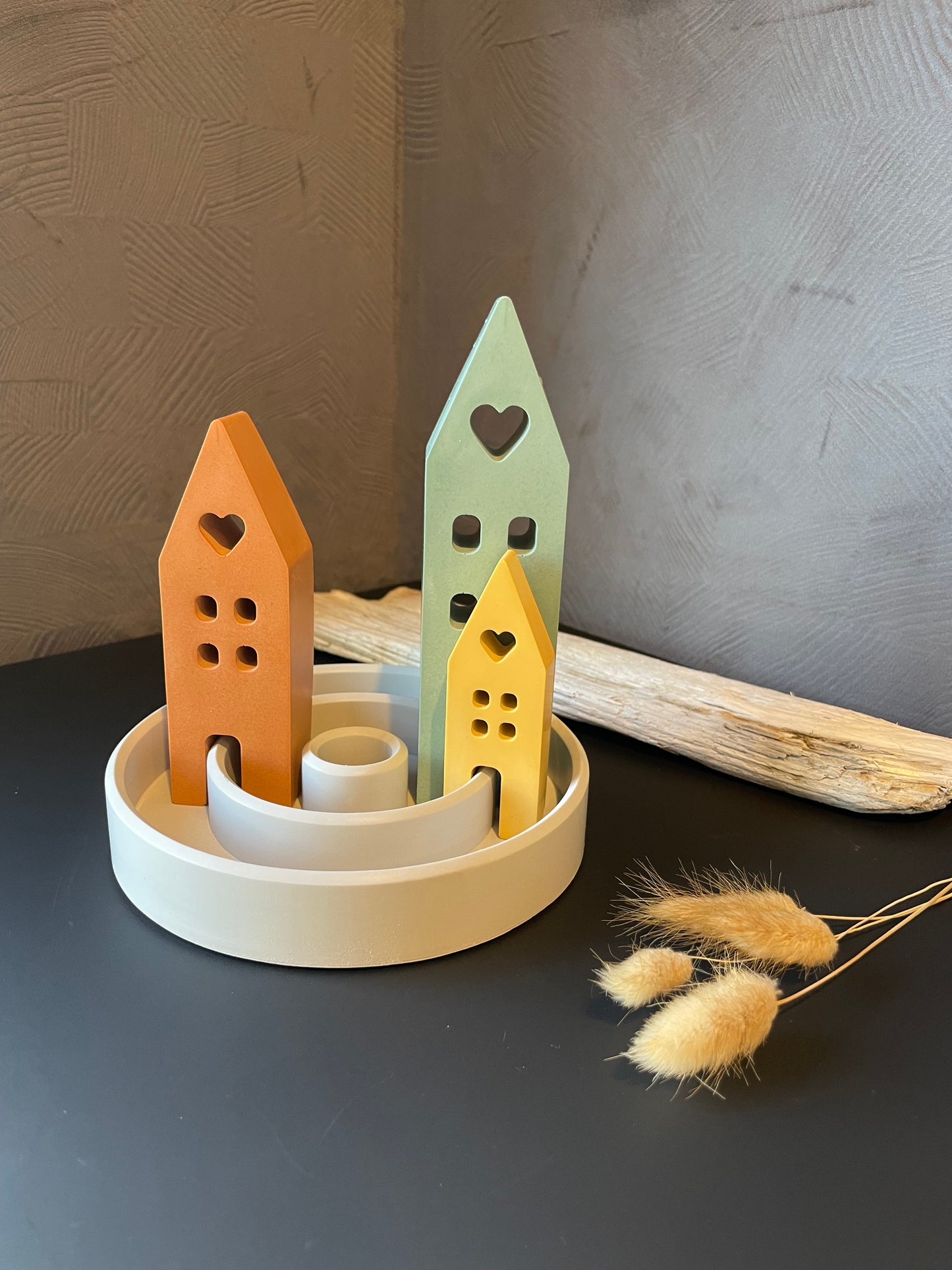 Lysestake med tre hus